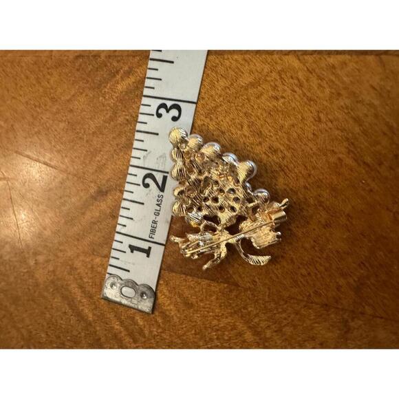 Vintage Style Pearl and Rhinestone Grape Brooch - Picture 5 of 5